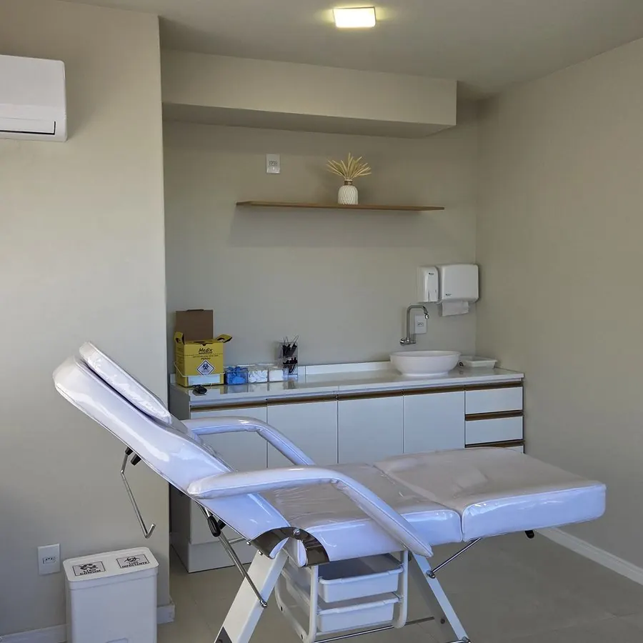 Sala de procedimentos da clínica, com maca clínica