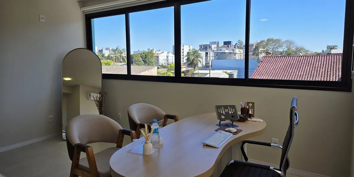 Mesa de atendimento da clínica, com vista para a cidade